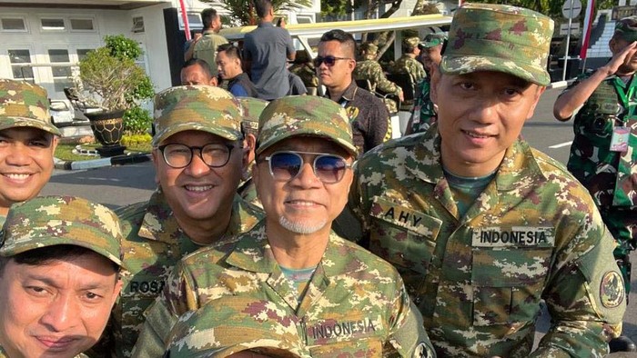 Anggota Kabinet Merah Putih sedang mengikuti retreat di Akademi Militer (Akmil), Magelang, Jawa Tengah. Begini potret Zulhas, AHY hingga Raffi Ahmad berbaju loreng.