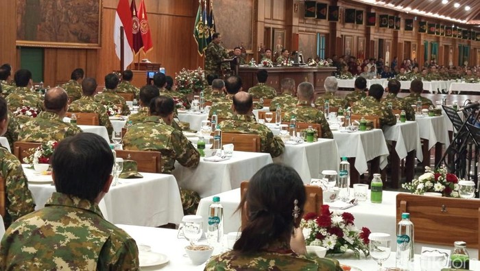 Presiden Prabowo Subianto saat memberikan sambutan sebelum gala dinner di Akademi Militer (Akmil) Magelang, Jumat (25/10/2024).