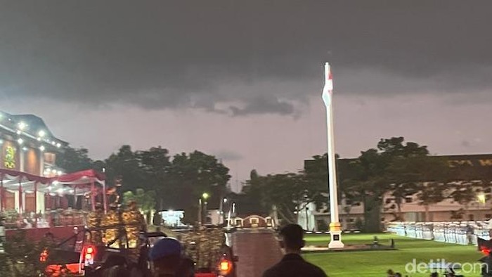 Presiden Prabowo Subianto, Wakil Presiden Gibran Rakabuming Raka, dan para Menteri Koordinator memeriksa pasukan parade senja di acara retreat meski hujan. (Eva/detikcom)