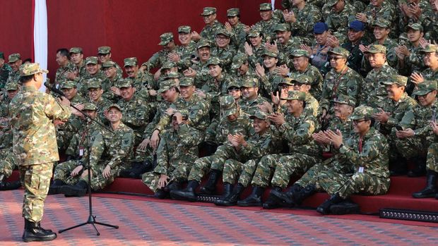 Presiden RI ke-8 Prabowo Subianto membuka giat pertama retreat Kabinet Merah Putih dengan sesi olahraga dan latihan baris berbaris bersama di Lapangan Sapta Marga, Akademi Militer Magelang, Jumat (25/10). (Dok: Tim Media Prabowo)