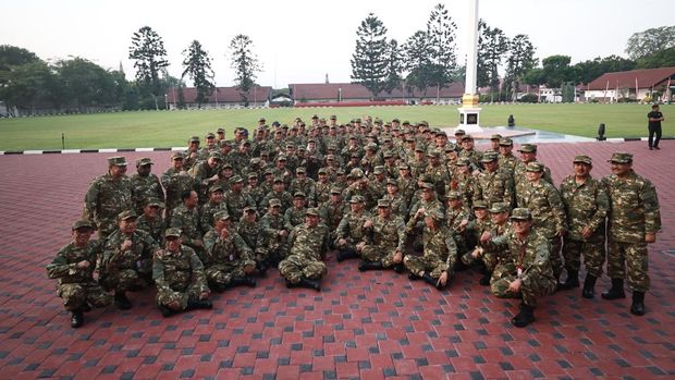 Presiden RI ke-8 Prabowo Subianto membuka giat pertama retreat Kabinet Merah Putih dengan sesi olahraga dan latihan baris berbaris bersama di Lapangan Sapta Marga, Akademi Militer Magelang, Jumat (25/10). (Dok: Tim Media Prabowo)