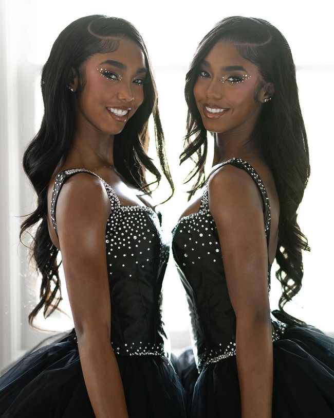 Saudari kembar yang sangat mirip itu tak jarang mengenakan baju yang sama persis, bahkan saat pesta prom. Jessie dan D’Lila hampir selalu tampil dengan gaya riasan dan rambut serupa yang membuat mereka semakin sulit dibedakan. Foto: Instagram @the_combs_twins