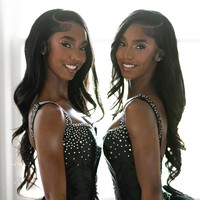 Saudari kembar yang sangat mirip itu tak jarang mengenakan baju yang sama persis, bahkan saat pesta prom. Jessie dan D’Lila hampir selalu tampil dengan gaya riasan dan rambut serupa yang membuat mereka semakin sulit dibedakan. Foto: Instagram @the_combs_twins