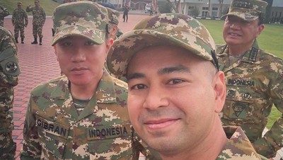 Tangan Bak Tongsis, Wefie Bareng Ala Raffi Ahmad saat Retreat di Akmil Magelang