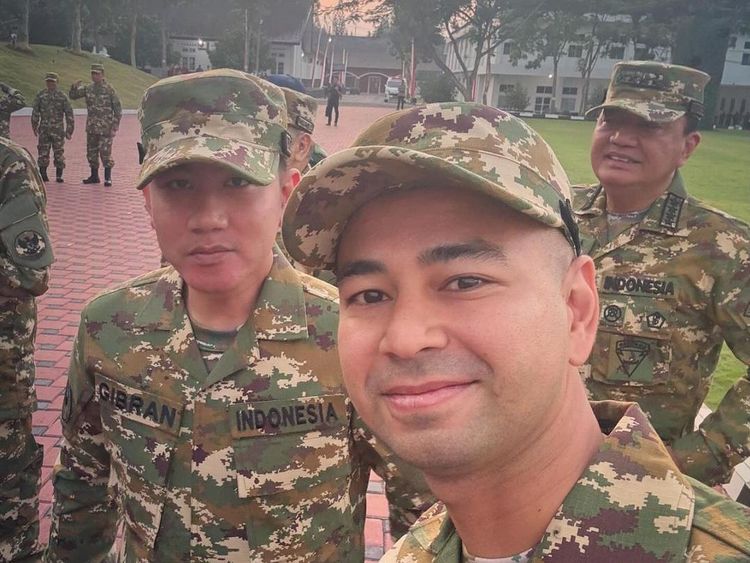 Tangan Bak Tongsis, Wefie Bareng Ala Raffi Ahmad saat Retreat di Akmil Magelang