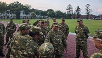 Prabowo, Gibran, dan seluruh anggota Kabinet Merah Putih memakai seragam loreng-loreng. Seragam itu merupakan seragam loreng komponen cadangan (Komcad).