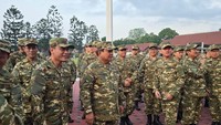 Presiden Prabowo Subianto turut hadir dalam sesi olahraga dan latihan baris berbaris di Lapangan Pancasila. Wakil Presiden Gibran Rakabuming Raka juga terlihat hadir.