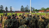 Setelah olahraga, kemudian latihan baris-berbaris. Latihan berbaris ini dibagi dalam 5 kelompok. Tiap kelompok terdapat 3 pelatih.