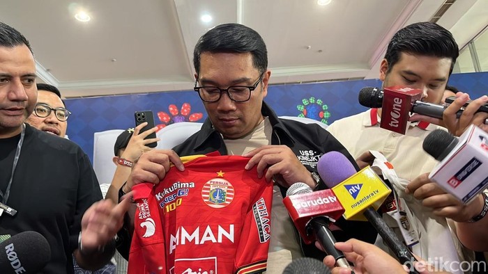 Ridwan Kamil membeli 3 jersey Persija (Rifka Amalia/detikcom)