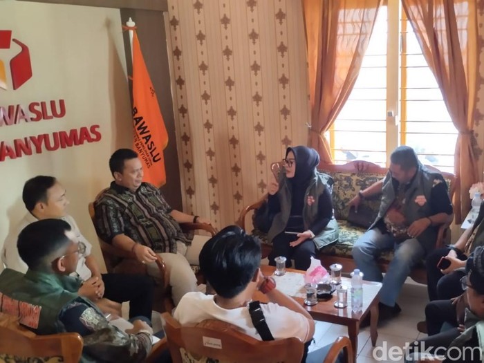 Rumah Juang Andika-Hendi dan tim Advokasi Andika-Hendi Banyumas melaporkan Ketua Paguyuban Kepala Desa (PKD) Banyumas ke Bawaslu Banyumas, Kamis (25/10/2024) sore.