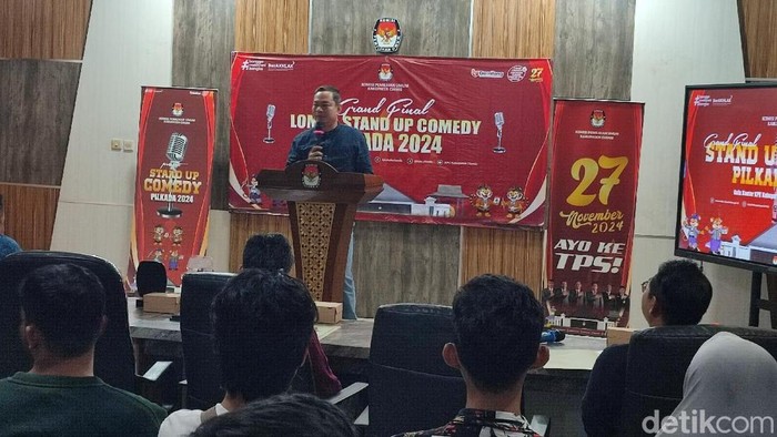 Salah satu peserta lomba stand up comedy tampil di Aula Sekretariat KPU Ciamis.