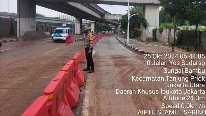 Sebagaian ruas Jalan Yos Sudarso, Jakarta Utara, menjadi licin gara-gara material tanah basah dari truk sampah.