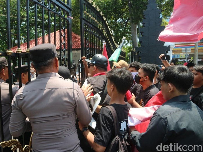 Sejumlah mahasiswa demo di depan kantor Bupati Pati, Jumat (25/10/2024).