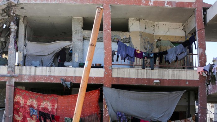 A displaced Palestinian girl runs in a school-turned shelter, amid the ongoing Israel-Hamas conflict, in Gaza City, October 24, 2024. REUTERS/Dawoud Abu Alkas