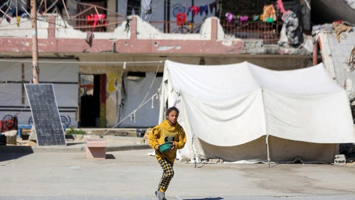 A displaced Palestinian girl runs in a school-turned shelter, amid the ongoing Israel-Hamas conflict, in Gaza City, October 24, 2024. REUTERS/Dawoud Abu Alkas