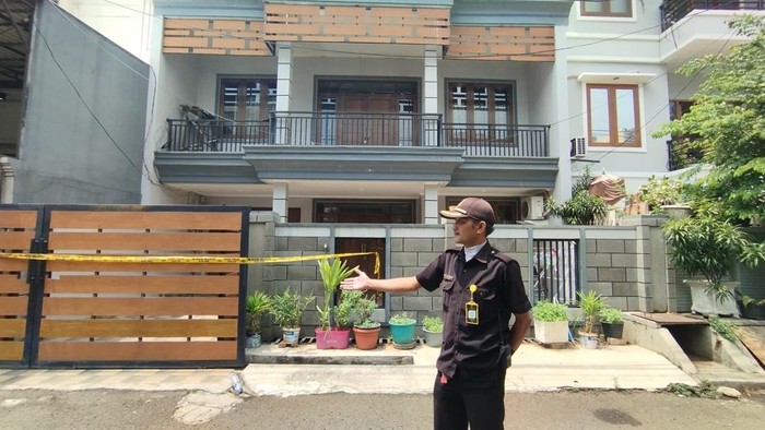 Sekuriti Kompleks di Kelapa Gading, Jakarta Utara, yakni Sulaeman