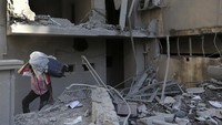 Bangunan apartemen yang dulunya tertata rapi kini hancur berantakan akibat serangan Israel.