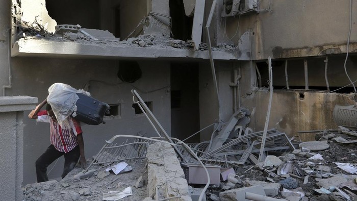 Serangan udara Israel mengantam sejumlah wilayah Lebanon. Salah satunya menghantam apartemen di Tyre, Lebanon selatan.