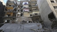 Penampakan bangunan apartemen yang hancur akibat serangan udara Israel di Tyre, Lebanon selatan, Kamis (24/10/2024).