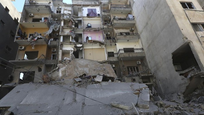 Serangan udara Israel mengantam sejumlah wilayah Lebanon. Salah satunya menghantam apartemen di Tyre, Lebanon selatan.