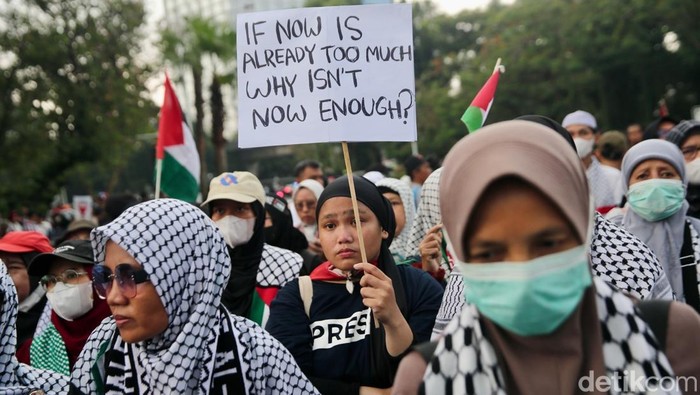 Seruan Aksi Kemanusiaan untuk Palestina Demonstran yang tergabung dalam Majelis Ormas Islam menggelar Seruan Aksi Kemanusiaan di depan Kedutaan Besar Amerika Serikat di Jakarta, Jumat (25/10/2024). Aksi tersebut untuk mengutuk tindakan genosida rakyat Palestina di Gaza dan Jabalia oleh Israel.