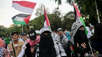 Massa yang tergabung dalam Majelis Ormas Islam menggelar Seruan Aksi Kemanusiaan di depan Kedutaan Besar Amerika Serikat di Jakarta, Jumat (25/10/2024).