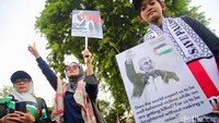 Hujan yang sempat mengguyur tak menyurutkan semangat mereka untuk menyuarakan dukungan pada Palestina. Orasi disampaikan secara bergantian.