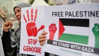 Massa membawa sejumlah poster yang berisi bentuk dukungan untuk Palestina.