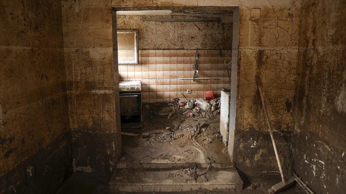 A view inside a house covered with mud following flash floods and landslides in Donja Jablanica, Bosnia, Thursday, Oct. 24, 2024. (AP Photo/Armin Durgut)