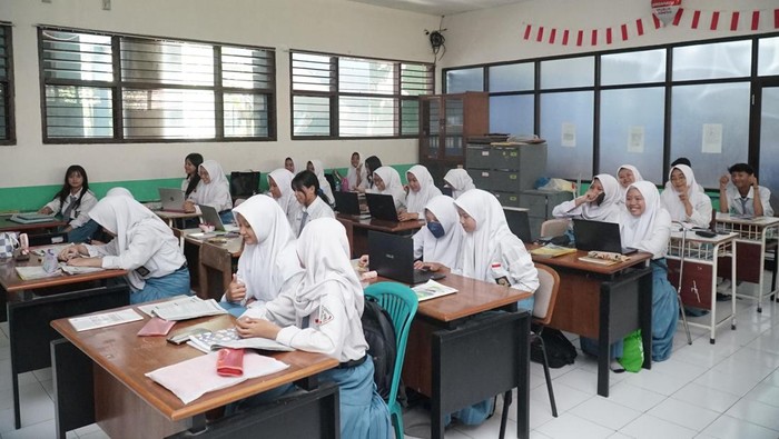 Siswa/siswi sedang mengikuti kegiatan belajar mengajar.