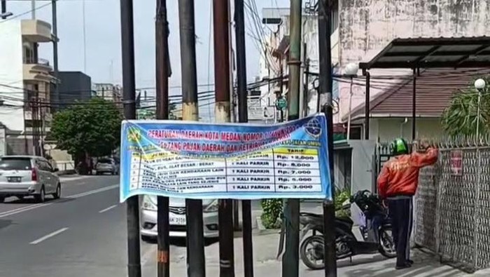 Spanduk terkait besaran tarif parkir tepi jalan yang baru di Medan (Dok. Istimewa)