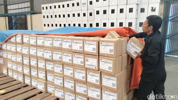 Surat suara sudah dalam kondisi selesai dilipat dan logistik surat suara sudah tersimpan di gudang KPU.