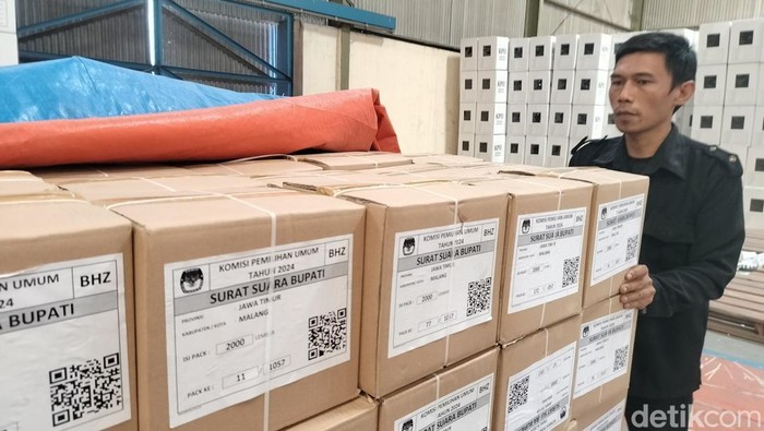Surat suara sudah dalam kondisi selesai dilipat dan logistik surat suara sudah tersimpan di gudang KPU.