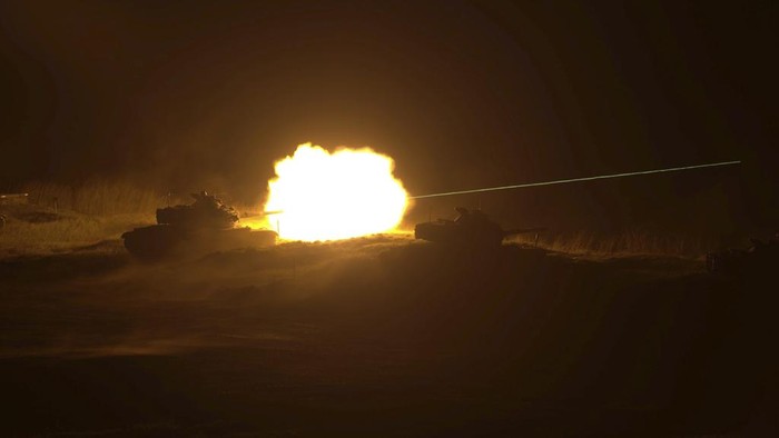 Taiwan Pamer Kekuatan Usai China Gelar Latihan Militer Besar-besaran Tracer rounds fired from machine guns to the flares in the air during a military drill on the outlying Penghu Island, Taiwan, Thursday, Oct. 24, 2024. (AP Photo/Chiang Ying-ying)