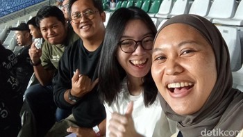 Contoh foto kamera depan Tecno Spark 30C untuk grup selfie malam hari. Foto: Rachmatunnisa/detikINET