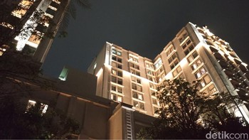 Tecno Spark 30C digunakan memotret gedung di malam hari. Foto: Rachmatunnisa/detikINET