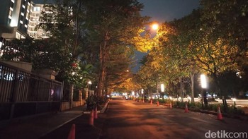 Mengabadikan jalanan Kota Kembang di malam hari dengan Tecno Spark 30C. Foto: Rachmatunnisa/detikINET