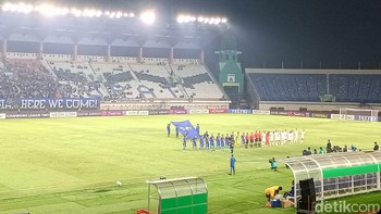 Saat memotret laga AFC Champions League 2 antara PERSIB dengan Lion City Sailors di Stadion Si Jalak Harupat, Bandung, Jawa Barat. Foto: Rachmatunnisa/detikINET