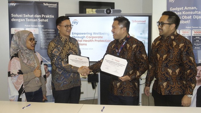 CEO Telkomsel Ventures Mia Melinda, CEO & Co-founder Rey Evan Tanotogono,  Vice President Enterprise Product Management and Development Telkomsel Kwok Wai Kiat serta General Manager Enterprise Connectivity Management Telkomsel Akhmad Fandhia Roesyidi.