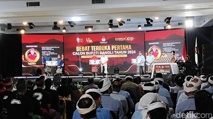Tiga paslon beradu gagasan di debat perdana Pilbup Bangli 2024, Kamis (24/10/2024).