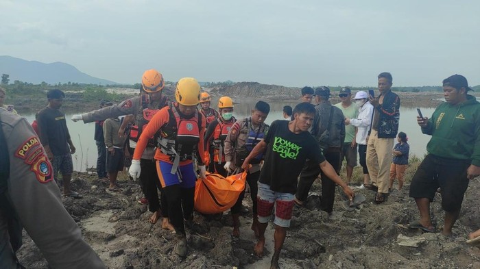 Tim SAR saat mengevakuasi jasad penambang timah yang tewas diterkam buaya di Bangka.