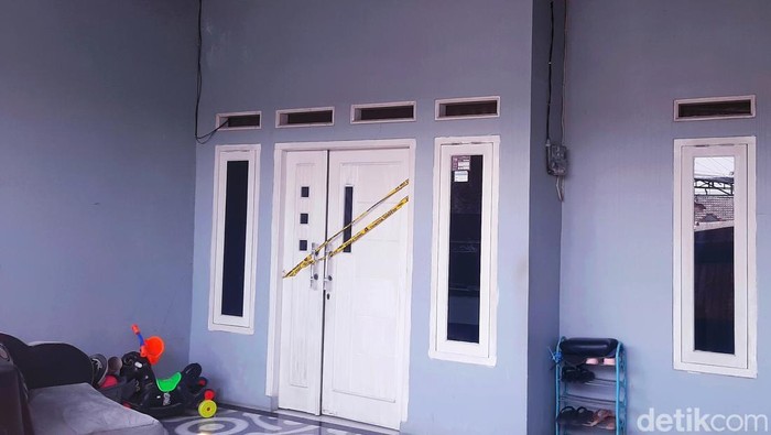 TKP rumah tempat ibu dan anak di Palumbon Asri Karawang tewas tergantung