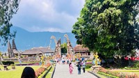 Pintu masuk ke Menuju Pura Ulun Danu