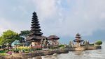 Pura Air Terbesar Bali di Tengah Danau Suci Baratan