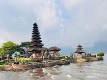 Pura Air Terbesar Bali di Tengah Danau Suci Baratan