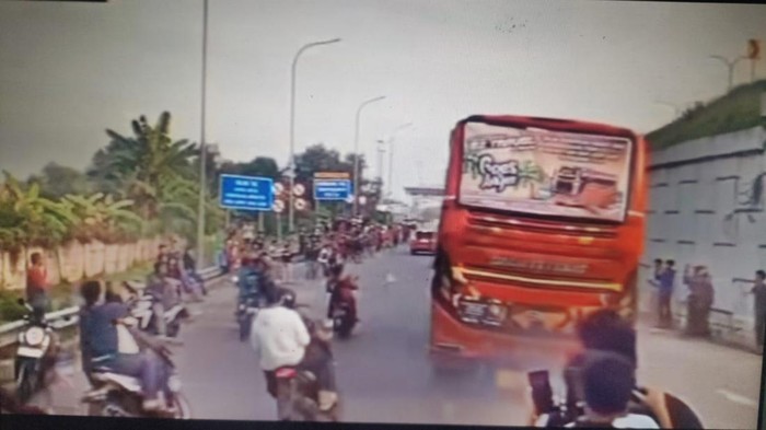 Video warga ramai menonton bus telolet ugal-ugalan di exit Tol Sawangan, Depok, viral di medsos. Polisi menyatakan akan menertibkan bus dan warga. (repro/video viral)