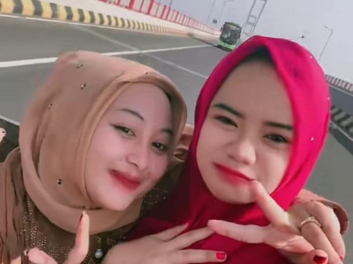 Viral dua perempuan bikin konten TikTok di atas pikap saat melintas di Suramadu