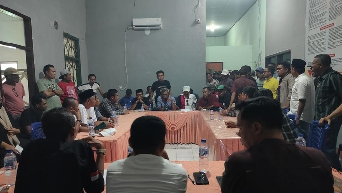 Warga berdialog dengan komisioner Bawaslu Dompu, NTB, Jumat (25/10/2024). Mereka menuntut Ketua Bawaslu Dompu Swastari Haz mundur imbas postingan di Facebook. (Faruk/detikBali)