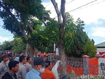 Warga Geruduk Kantor Bawaslu Dompu gegara Postingan Ketua