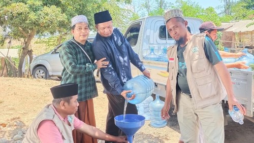 Warga Desa Labangka, Kecamatan Labangka, Sumbawa, NTB, mendapatkan bantuan distribusi air bersih dari Lazah NW. (Dok. Lazah NW)